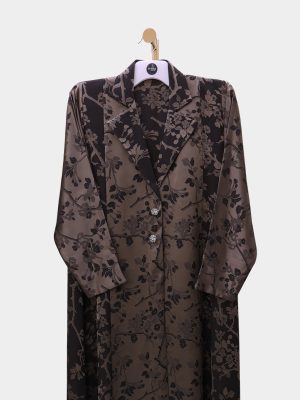ABAYA “MAHA” is a refined grey floral piece inspired by the graceful beauty of the wild deer. Designed with a structured blazer-style collar and elegant front buttons, it blends timeless modesty with a modern statement.
